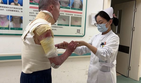 护理人员协助患者进行康复训练